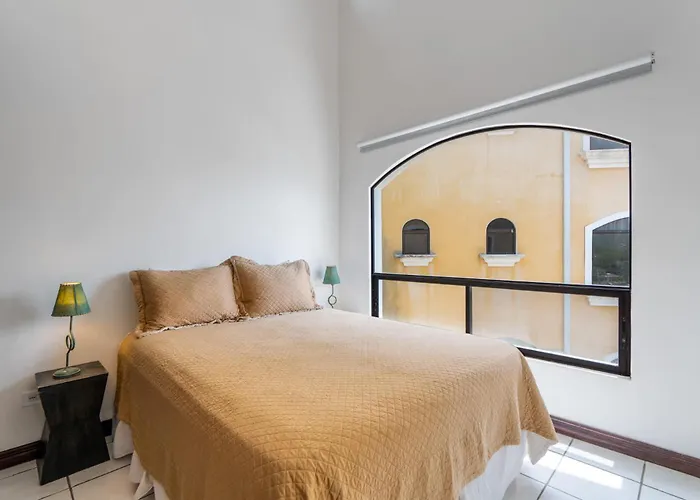Top-floor With Sweeping Ocean, Mountain & Marina Views Casa vacanze