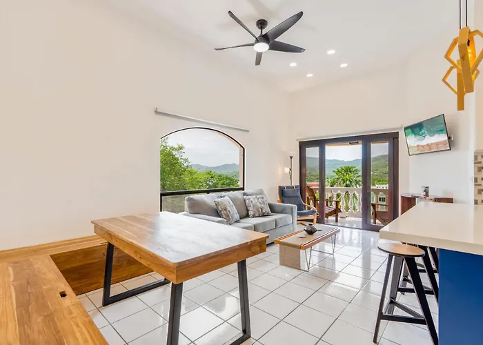 Casa vacanze Top-floor With Sweeping Ocean, Mountain & Marina Views